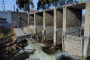 El Municipio realiza trabajos de mantenimiento de compuertas en el arroyo Tapalqué