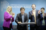 Kicillof formalizó la transferencia de $37.549 millones para los 135 partidos bonaerenses