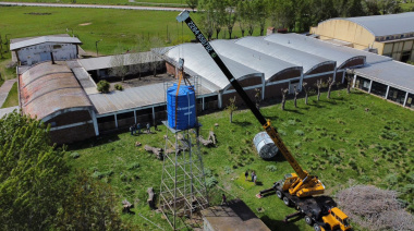 Se llevó a cabo el recambio y montaje del nuevo tanque de agua de la Escuela Técnica Nº 2