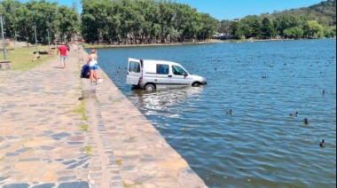 Tandil: se olvidó de poner freno de mano y la camioneta cayó al lago