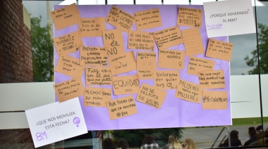 8M: Se pintó un Banco Rojo en la Facultad de Ciencias Sociales