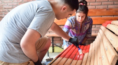 8M: Se pintó un Banco Rojo en la Facultad de Ciencias Sociales