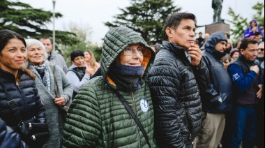 Bajo la lluvia de este sábado, Maximiliano Wesner recibió un multitudinario acompañamiento