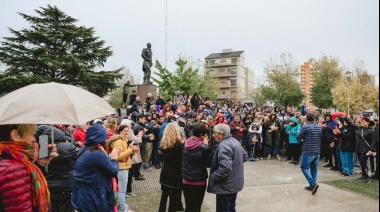 Bajo la lluvia de este sábado, Maximiliano Wesner recibió un multitudinario acompañamiento