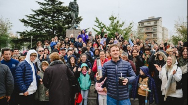 Bajo la lluvia de este sábado, Maximiliano Wesner recibió un multitudinario acompañamiento