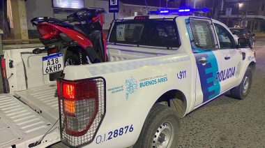 Recuperan una moto robada y retienen a un hombre con una mochila con más de 40 mil pesos