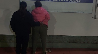 Una mujer y un hombre retenidos por atacar a policías
