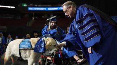 Perro se recibe de la universidad junto a su dueña
