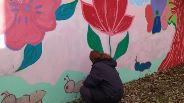 La Dirección de Políticas de Género finalizó la pintada del mural en su sede