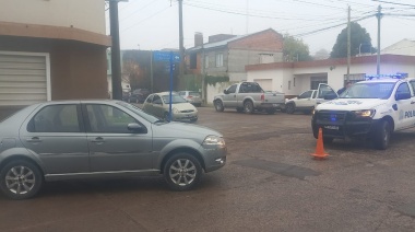 En un día donde la niebla sorprendió a la ciudad, chocaron un auto y una camioneta