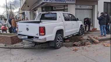 Una Amarok chocó contra importante inmobiliaria de la ciudad