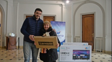 Galli encabezó la entrega de premios del sorteo del Buen Contribuyente