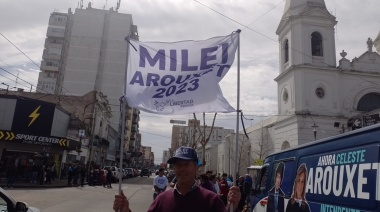 Los militantes de Milei ya lo esperan en la plaza central