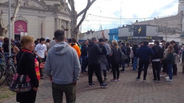 Los militantes de Milei ya lo esperan en la plaza central