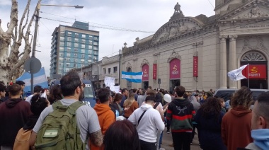 Los militantes de Milei ya lo esperan en la plaza central