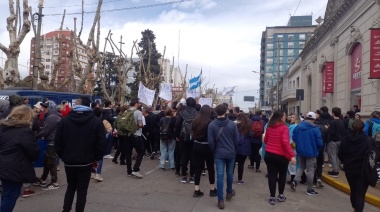 Los militantes de Milei ya lo esperan en la plaza central