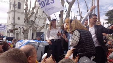 Sin declaraciones y en una caravana de tres cuadras, Milei pasó por Olavarría