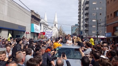 Sin declaraciones y en una caravana de tres cuadras, Milei pasó por Olavarría