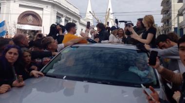 Sin declaraciones y en una caravana de tres cuadras, Milei pasó por Olavarría