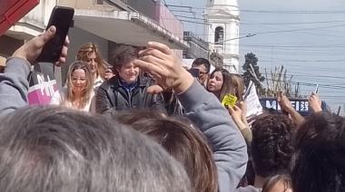Sin declaraciones y en una caravana de tres cuadras, Milei pasó por Olavarría
