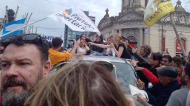 Sin declaraciones y en una caravana de tres cuadras, Milei pasó por Olavarría