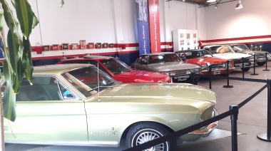 Se realizó la apertura de la exposición estática de autos clásicos de Ford