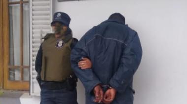 Robó un celular y fue retenido por los vecinos, lo aprehendió la policía