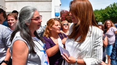 María Eugenia Vidal visitó Laprida y recibió un pedido de los docentes