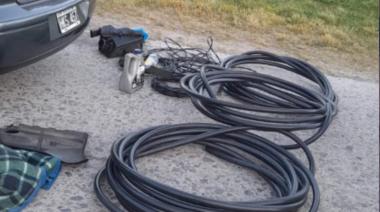 Atrapan a dos hombres robando cables de telefonía y electricidad