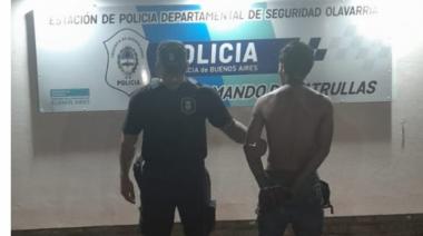 Rompió la vidriera de dos locales, se llevó distintos elementos, y terminó aprehendido