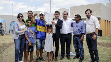 Trenque Lauquen: Kicillof entregó 60 viviendas y una ambulancia de alta complejidad