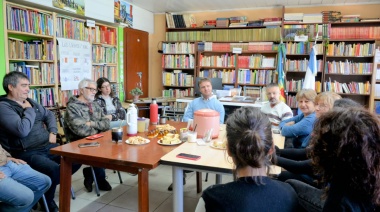 Maximiliano Wesner visitó la Biblioteca Popular “Crucero General Belgrano”