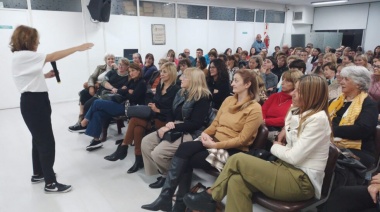 A sala llena se dictó la charla: ¿La cabeza nos hackea?