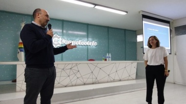 A sala llena se dictó la charla: ¿La cabeza nos hackea?