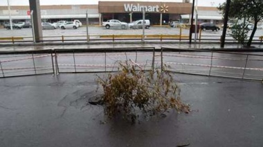Walmart: Tránsito cortado por hundimiento de asfalto y un gran pozo
