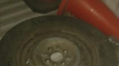 Un joven fue aprehendido luego de hacer un boquete en un galpón para llevarse una rueda