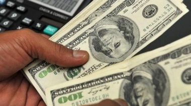 El dolar estableció un nuevo récord y superó los 44 pesos en bancos privados
