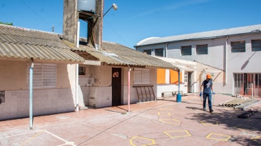 El Municipio inició la obra de recambio de techos de fibrocemento en la Escuela Nº 55 del barrio AOMA