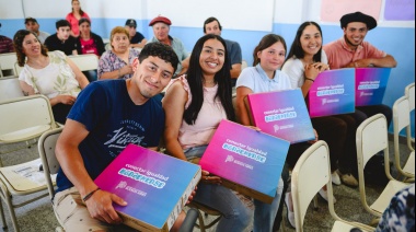 Wesner y funcionarios provinciales entregaron 37 netbooks de Conectar Igualdad Bonaerense