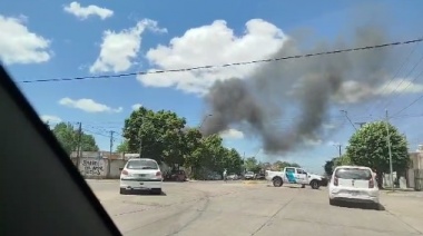 Impactante incendio en el patio de un galpón de compra-venta de artículos usados