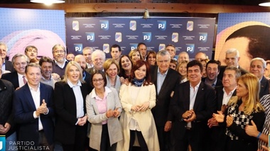 Cristina Kirchner se sumó a la cumbre del PJ para avanzar con el frente opositor