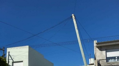 Vecinos reclaman por un poste a punto de caerse en Amparo Castro casi Sarmiento