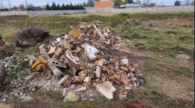 El Municipio infraccionó a una persona por arrojar escombros y basura en un predio