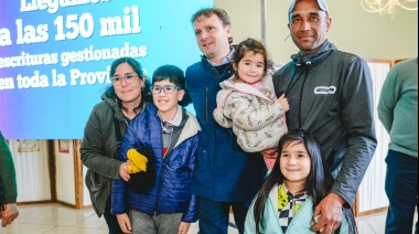En un emotivo acto más de 300 olavarrienses recibieron la escritura de su hogar