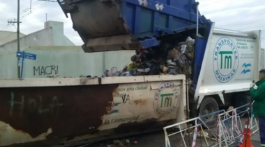 Trabajan para retirar un camión de basura que quedó varado desde el sábado
