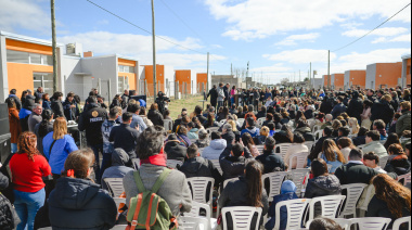Junto al Gobernador, el intendente Wesner entregó las primeras 58 viviendas del barrio CECO III y más de mil escrituras