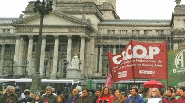 Médicos y Judiciales bonaerenses instalaron una carpa para protestar contra la gestión de Vidal