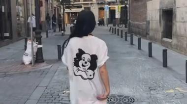 Lali Espósito ironizó tras el show de Milei: caminó por Madrid con una remera de payaso