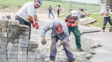 El Municipio avanza con la obra de pavimento intertrabado en Loma Negra