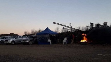 Obreros Mineros continúan con la medida de fuerza ante despidos en la cantera Ecovía